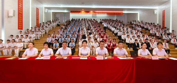 “青春向未来，唱歌给党听”海口寰岛中学五周年阶段性总结活动之班歌比赛