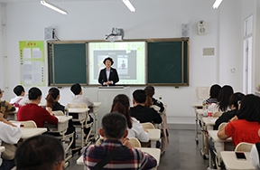 学校德育工作会议上强调要紧扣“三心”