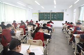 学校开展优秀德育实践作业展评活动