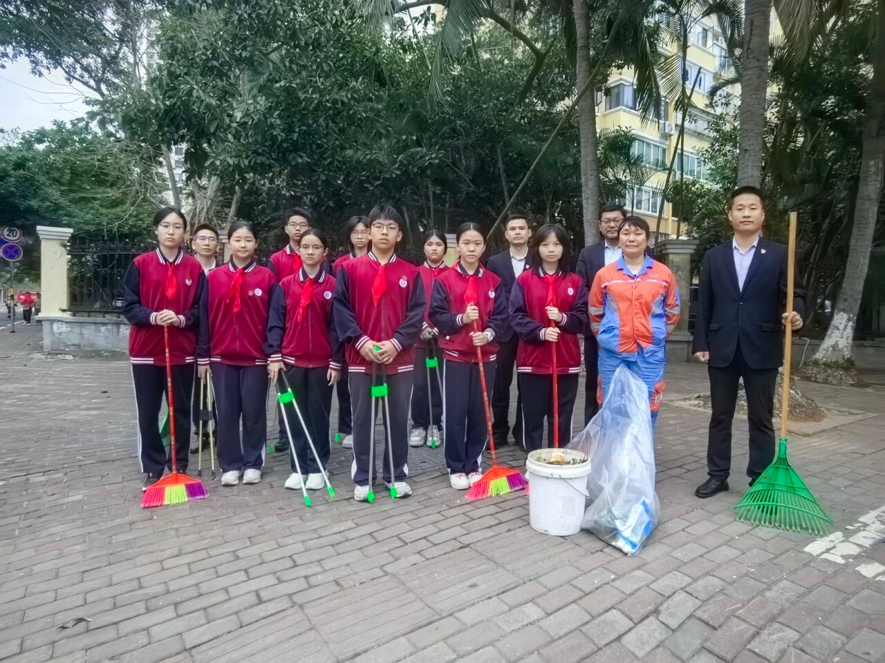 携手环卫 清洁椰城|海口寰岛中学学雷锋志愿服务月街道清扫志愿服务活动